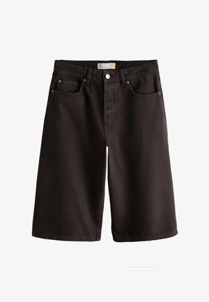 Pantaloni scurți de blugi negri, lungi până la genunchi, cu nasture frontal, bucle pentru curea și design cu cinci buzunare, pe fundal alb.