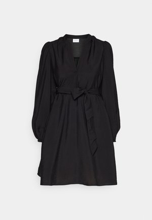 Sorte kjole med V-hals, lange puff ermer og knyttet midjebelte, laget av et glatt og lett stoff.