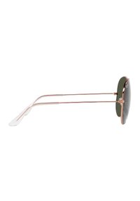 Occhiali da sole rotondi con lenti verdi e montatura in metallo color oro rosa. Presentano aste sottili con punte auricolari in gomma trasparente per maggiore comfort.