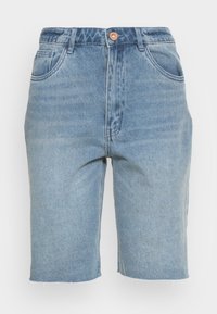Ljusblå jeansshorts med hög midja, fem fickor, kopparfärgad knappstängning och råa kantdetaljer. Mjuk textur, rak passform.