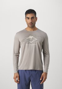 ASICS FUJITRAIL LOGO TOP - Hosszú ujjú felső - moonrock/fellow yellow/oatmeal