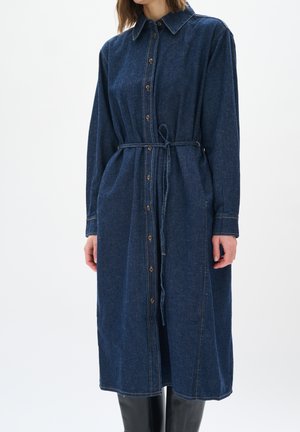 Denim Kleid mit Kragen, vorderem Knopfverschluss und einem Bindegürtel. Dunkelblaue Farbe mit kontrastierenden Nähten und langen Ärmeln.