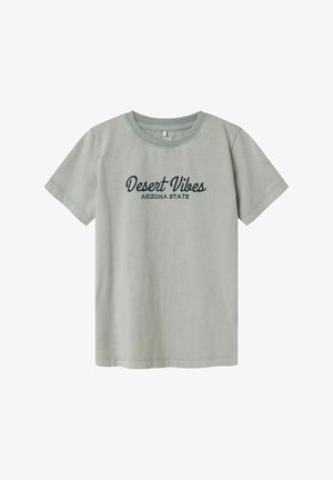 Jasnozielona bawełniana koszulka z krótkim rękawem i okrągłym dekoltem. Na przodzie nadrukowany ciemnoniebieski tekst "Desert Vibes" oraz "Arizona State".