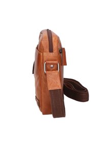 Borsa a tracolla in pelle marrone con superficie texture, chiusura con zip e tracolla in tessuto marrone regolabile. Presenta dettagli in metallo.