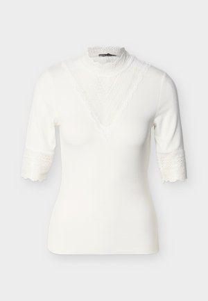 Λευκό εφαρμοστό τοπ με μανίκια μέχρι τους αγκώνες, ψηλό λαιμό και λεπτεπίλεπτη δαντέλα στη λαιμόκοψη, το στήθος και τις άκρες των μανικιών.