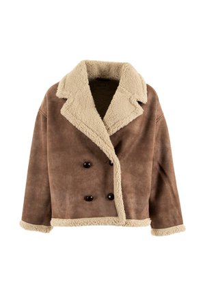Veste en shearling marron avec un col et des bords en fourrure beige texturée. Présente un design croisé à double boutonnage et des boutons foncés. Matière douce et chaude.