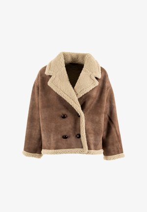 Chaqueta de shearling marrón con un cuello y un ribete de piel texturizada beige. Presenta un diseño de doble botonadura y botones oscuros. Material suave y cálido.