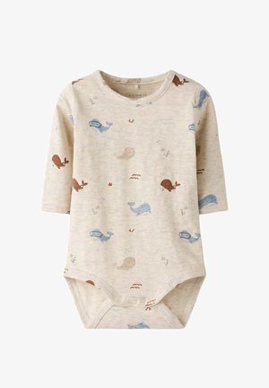 Beige babyrompertje met lange mouwen, voorzien van blauwe en bruine walvispatronen en drukknoopsluiting bij de kruisnaad.