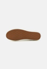 Soli de sneaker din cauciuc, în alb și maro. Texturată cu un model în formă de diamant pentru aderență. Prezintă un vârf rotunjit și margini netede.