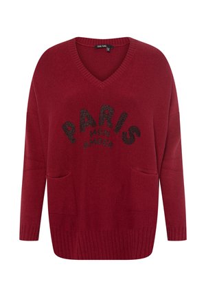 Roter V-Ausschnitt-Pullover mit langen Ärmeln, ausgestattet mit zwei Fronttaschen und einem schwarzen Pailletten-Textdruck: "PARIS MON AMOUR" in einem geschwungenen Design.