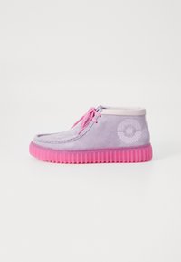 Clarks TORHILLEXPLORE POKÈMON UNISEX - Kasdieniai suvarstomi batai - grey/pink