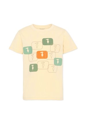 T-shirt color crema a maniche corte con silhouette astratte di uccelli all'interno di quadrati arrotondati verdi, arancioni e beige sovrapposti sul davanti.