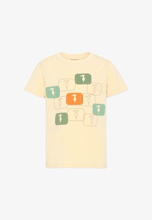 T-shirt crème à manches courtes avec des silhouettes d'oiseaux abstraites à l'intérieur de carrés arrondis superposés verts, orange et beige à l'avant.