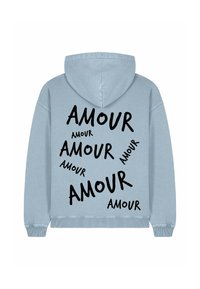 Felpa blu chiaro in cotone, con la scritta nera "AMOUR" in diversi caratteri e dimensioni sulla parte posteriore. Design classico con cappuccio.
