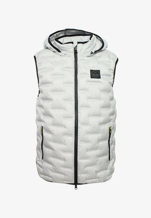 Gilet imbottito bianco con cappuccio, chiusura con zip, due tasche con zip, dettagli neri, cuciture testurizzate e un patch con logo nella parte superiore sinistra.