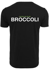 Svart bomull T-skjorte med fet hvit tekst på baksiden som sier "JEG RULLE OP MY BROCCOLI," med grønne aksenter. Klassisk passform.