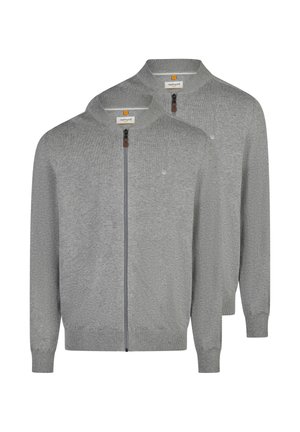 Twee identieke grijze gebreide truien met rits, ribgebreide manchetten en kraag, over elkaar heen gelegd op een witte achtergrond.