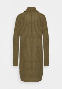 Robe pull en maille côtelée vert olive avec col montant et manches longues, présentant une silhouette droite et un ourlet à la hauteur des hanches.
