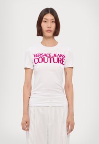 Versace Jeans Couture LOGO FLOCK - T-shirts med print - white