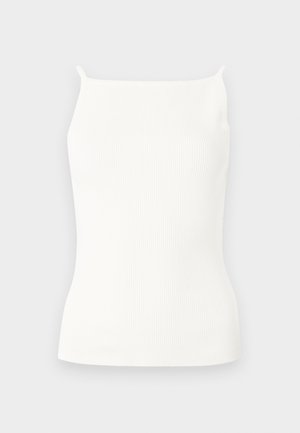 Λευκό ριμπ πλεκτό αμάνικο τοπ με λεπτές τιράντες και ίσια γραμμή λαιμού, εμφανίζεται σε απλό γκρι φόντο.