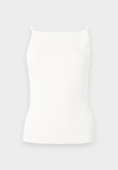 Λευκό ριμπ πλεκτό αμάνικο τοπ με λεπτές τιράντες και ίσια γραμμή λαιμού, εμφανίζεται σε απλό γκρι φόντο.