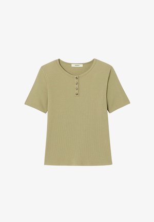 Haut en tricot côtelé vert olive à manches courtes, avec quatre boutons sur le devant et un col rond, fabriqué en tissu doux.