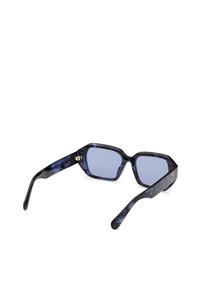 Šestiboké sluneční brýle s rámem v námořnickém modrém želvovém vzoru, šedými skleněnými čočkami a zlatými akcenty na pantech.