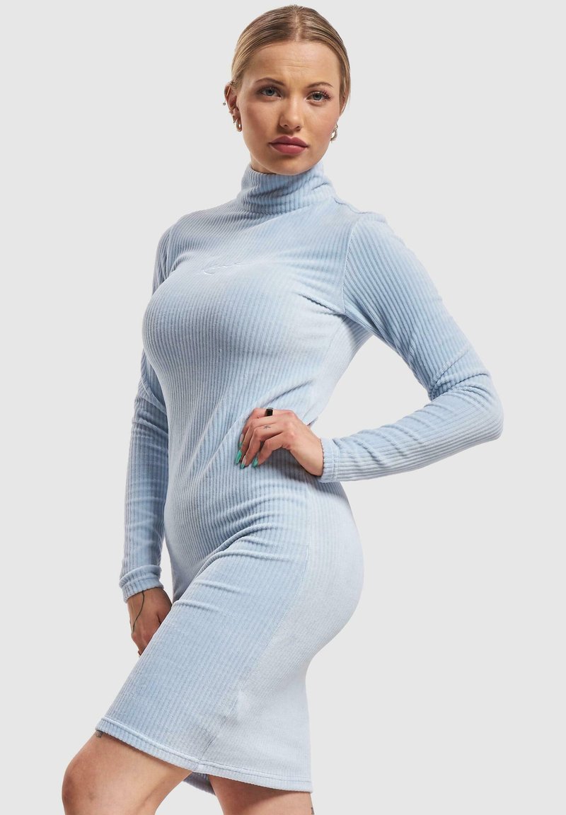 Hellblau gestreiftes Langarmkleid mit hohem Kragen. Figurbetonter Schnitt, knielang. Beinhaltet dezentes Branding auf der Brust. Weicher Stoff.