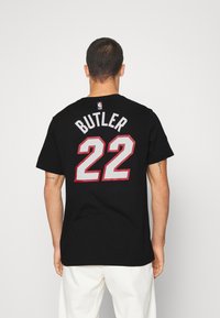 Nike Performance NBA JIMMY BUTLER MIAMI HEAT NAME & NUMBER TEE - Klubu apģērbs - black