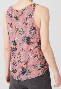 Top senza maniche floreale in tessuto rosa polveroso, caratterizzato da una varietà di fiori multicolori e un orlo curvo. Design leggero e motivo fantasia.
