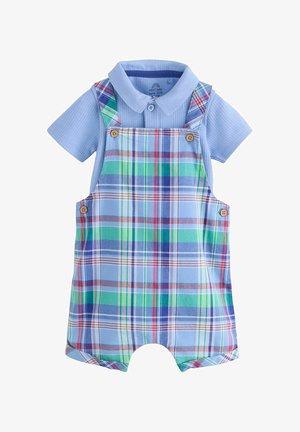 Lyseblå polo t-shirt med korte ærmer med flerfarvet blå, grøn og rød ternet korte overalls med knapstropper.