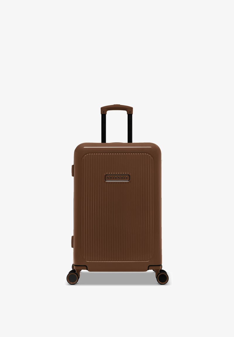 Bruine harde koffer met geribbelde textuur, zwarte telescopische handgreep en vier wielen voor mobiliteit. Logo zichtbaar aan de voorkant.