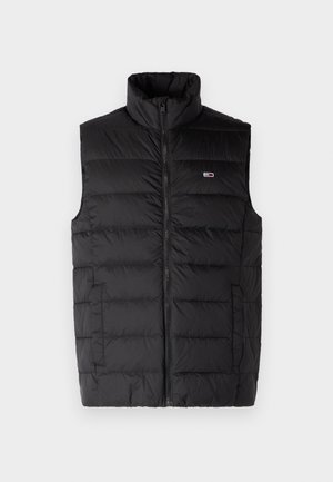 Gilet nero imbottito con colletto alto, zip frontale completa, motivo a righe orizzontali e tasche laterali. Logo sul lato sinistro del petto.
