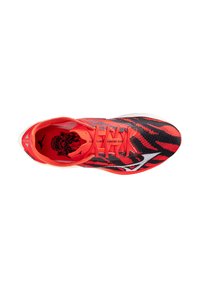 Scarpa atletica leggera rossa e nera con tomaia in rete traspirante, accenti bianchi a contrasto e motivi testurizzati. Lacci piatti di un vivace arancione.