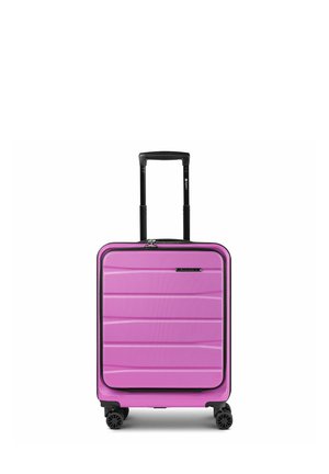 Petite valise rigide rose avec poignée télescopique étendue et quatre roues pivotantes noires sur fond blanc.