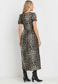 Vestido maxi de estampado de leopardo en tela ligera, con mangas cortas abullonadas, cintura elástica y una falda fluida hasta los tobillos.