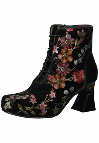 Botín de ante negro con cordones en la parte delantera, bordado floral en tonos de rosa, naranja y plata, y tacón cuadrado.