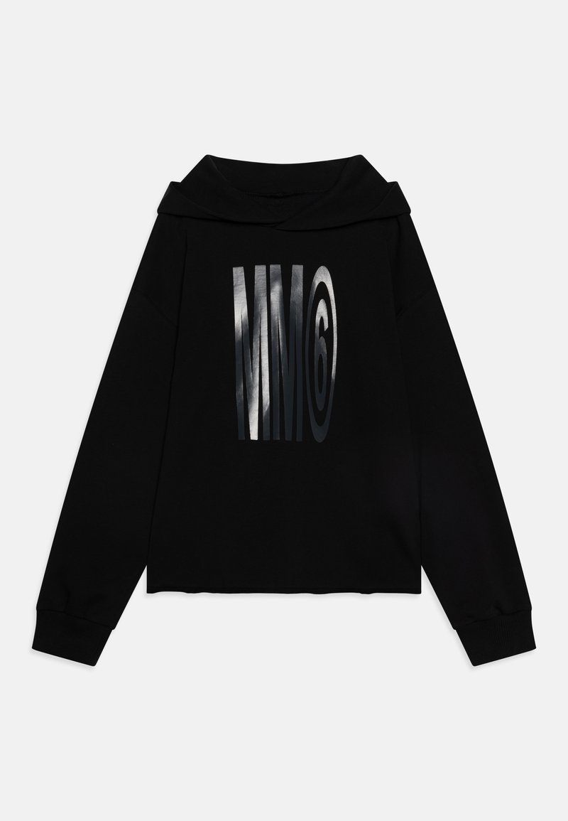 Čierny skrátený sveter s širokým výstrihom, s lesklým veľkým strieborným logom "MM6" v strede a rebrovanými manžetami.