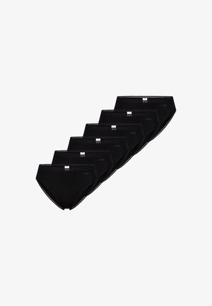 Sei mutandine nere da donna con bordo di pizzo impilate diagonalmente, ciascuna visibile con un piccolo tag bianco e un sottile logo del marchio sul davanti.