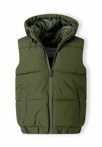 Maslinasto zelena puffer prsluk s visokim ovratnikom, patentnim zatvaračem sprijeda i dva bočna đepa. Izrađen od glatkog, laganog materijala s kviltanim dijelovima.
