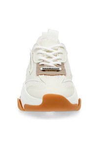 Sneaker bianchi in rete con sovrapposizioni sintetiche color crema, un pannello d'accento beige e una suola in gomma marrone. Presentano lacci bianchi e una linguetta sulla linguetta.
