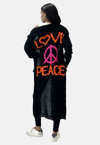 Czarny dziergany kardigan z napisem "LOVE" w kolorze pomarańczowym oraz "PEACE" w jaskrawym różowym, o luźnym kroju, z otwartym przodem i wydłużonym fasonie.