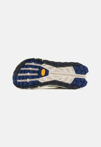 Suola di scarpa da trail running con logo Vibram. Presenta un modello di battistrada multidirezionale nei colori blu, nero e crema per una maggiore aderenza.