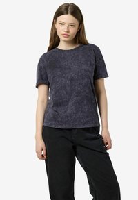 Korte mouw, donkerblauwe katoenen t-shirt met een zachte, licht gestructureerde oppervlakte en een ronde halslijn, gecombineerd met zwarte broek.
