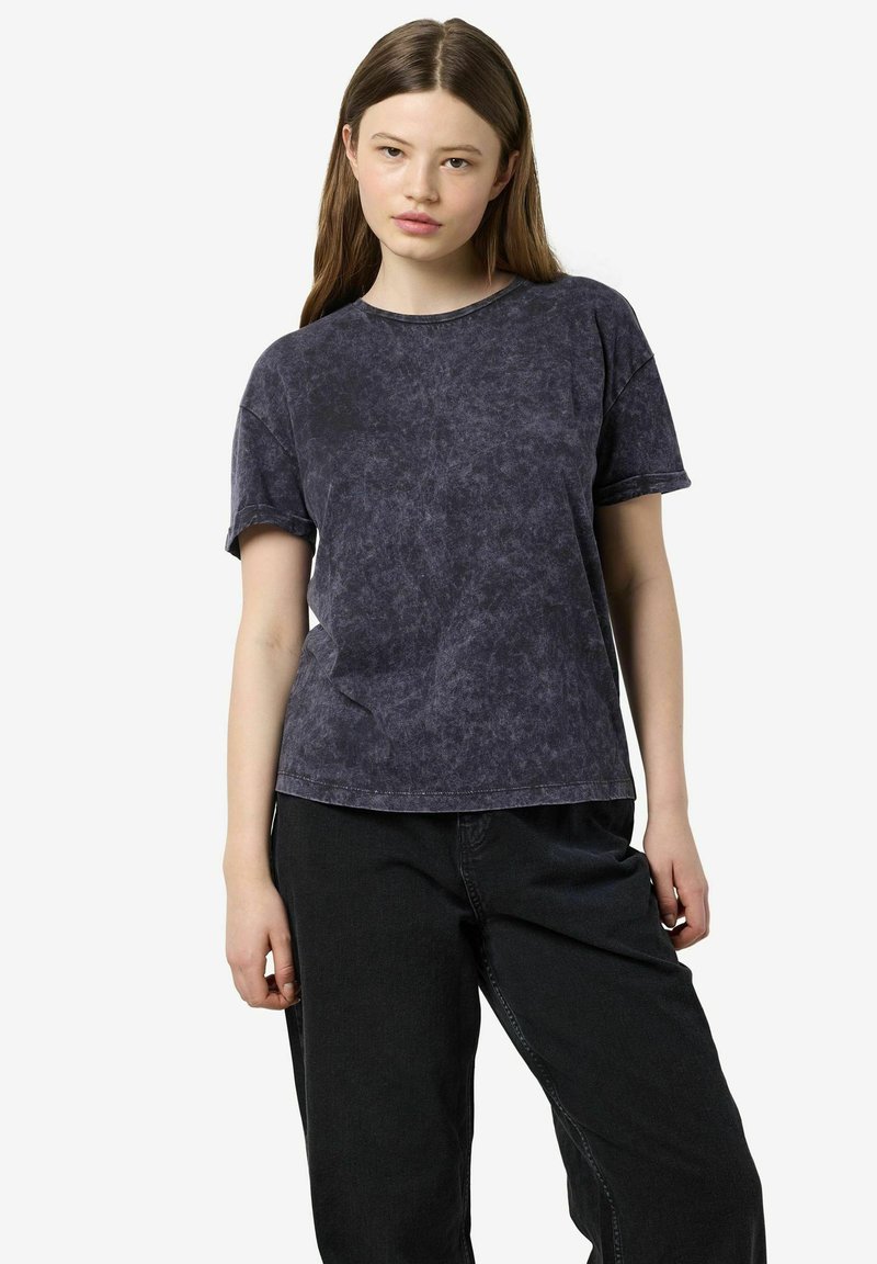Korte mouw, donkerblauwe katoenen t-shirt met een zachte, licht gestructureerde oppervlakte en een ronde halslijn, gecombineerd met zwarte broek.