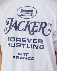 Hvit t-skjorte med fet marineblå tekst: "JACKER FR," "FOREVER HUSTLING," og "MTP FRANCE," med en grafikk av en benk over teksten.