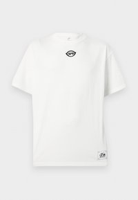 T-shirt blanc à manches courtes avec petit logo noir "R9" près du col et patch rectangulaire "dna" sur l'ourlet inférieur à l'avant.