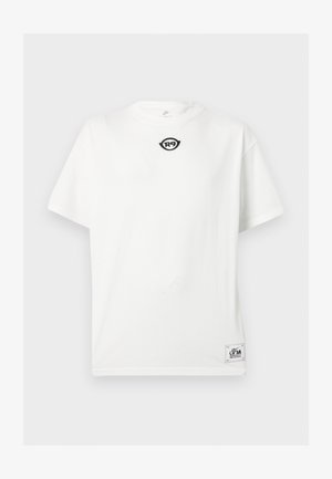 T-shirt blanc à manches courtes avec petit logo noir "R9" près du col et patch rectangulaire "dna" sur l'ourlet inférieur à l'avant.