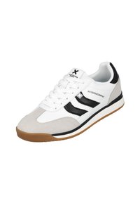 Zapatilla blanca con acentos de ante negro y gris, con parte superior de cordones, punta redondeada y suela de goma texturizada color goma.