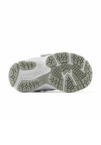 Semelle de chaussure de sport grise et blanche avec surface en caoutchouc texturée, présentant un motif de semelle pour une adhérence et une stabilité accrues. Logo "New Balance" visible.